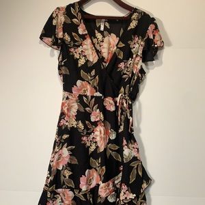 Cute floral dress. Perfect everyday outfit to style with sneaker or wedges!